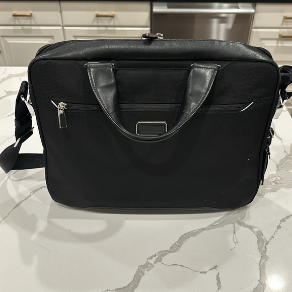 Excellent Condition Tumi Arrive Sawyer Black Brief Bag - Picture 4 of 6